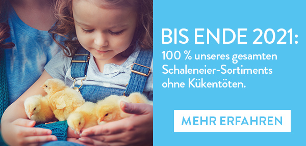 Kleines Mädchen sitzt auf dem Schoß einer Frau und hält 4 Küken in den Armen. ALDIs gesamtes Schalteneier-Sortiment ohne Kükentöten.