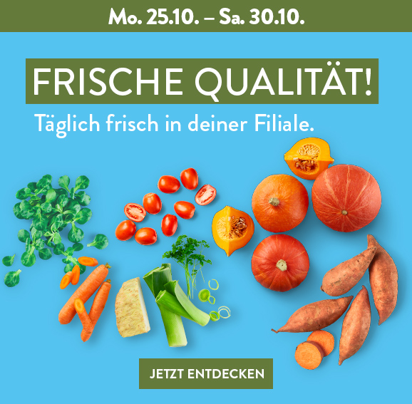 Süßkartoffeln, Speisekürbs und weiteres Gemüse auf blauem Hintergrund erhältlich in deiner Filiale ab Mo. 25.10.
