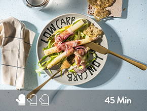 Spargelsalat Low Carb serviert auf einem beigen Teller. 