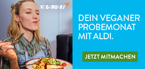 Frau hält mit geschlossenen Augen einen Teller mit veganem Essen und einer Gabel in der anderen Hand. Dein veganer Probemonat mit ALDI.