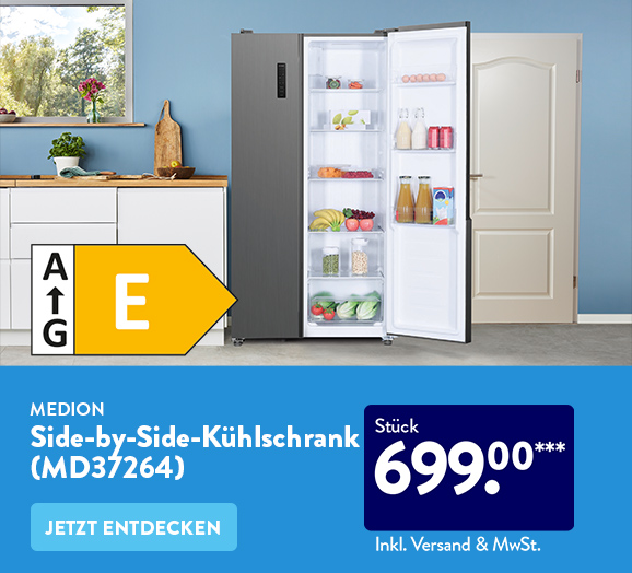Offener Side-by-Side Kühlschrank in Küche. EEK Logo (G -> A: E).