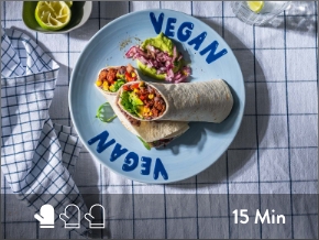 Veganer Wrap serviert auf blauem Teller. 