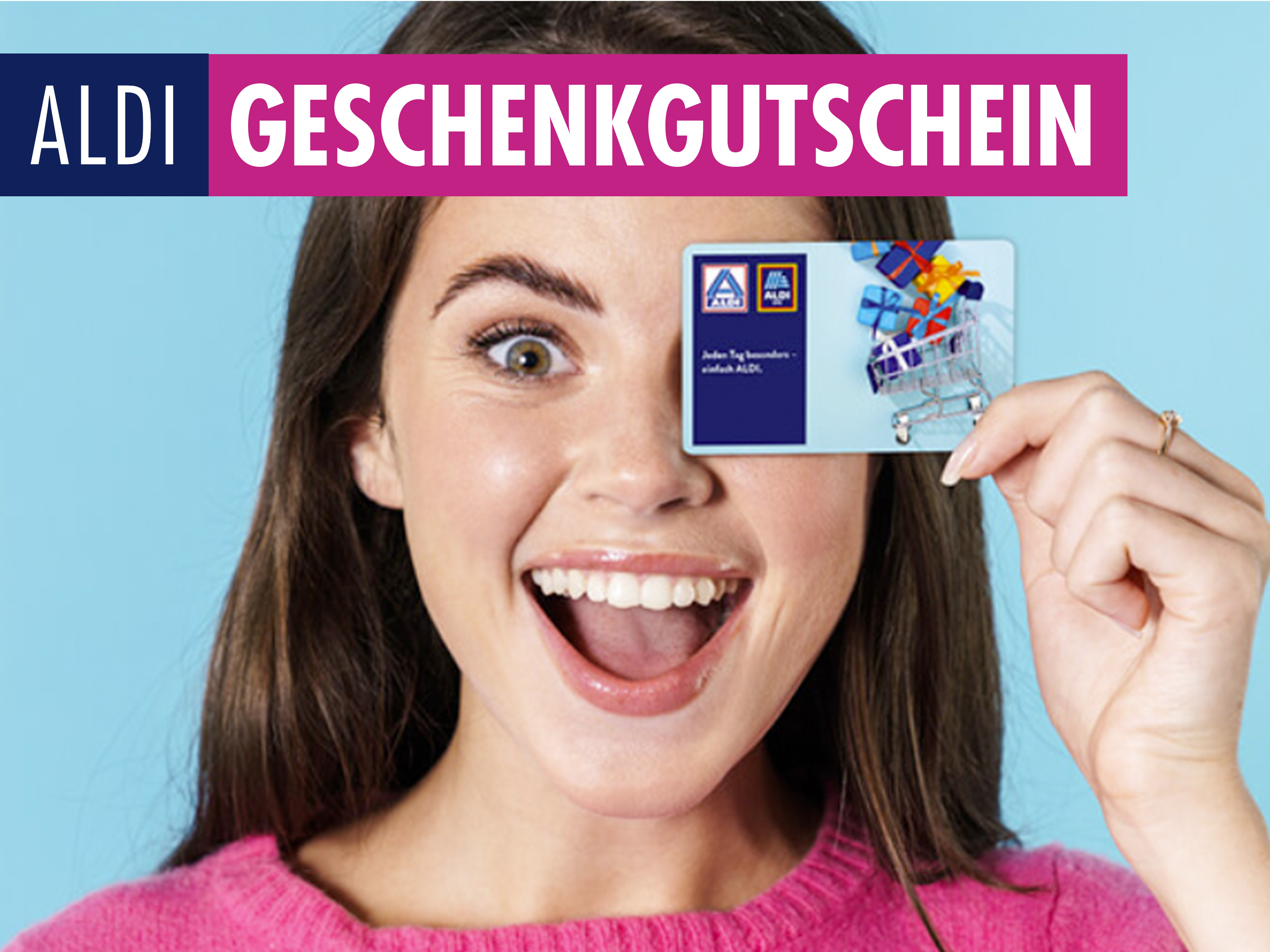 ALDI Geschenkgutschein. Frau hält Geschenkgutscheinkarte vor ihr Auge.