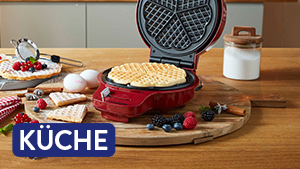 Waffeleisen steht auf Küchenablage.