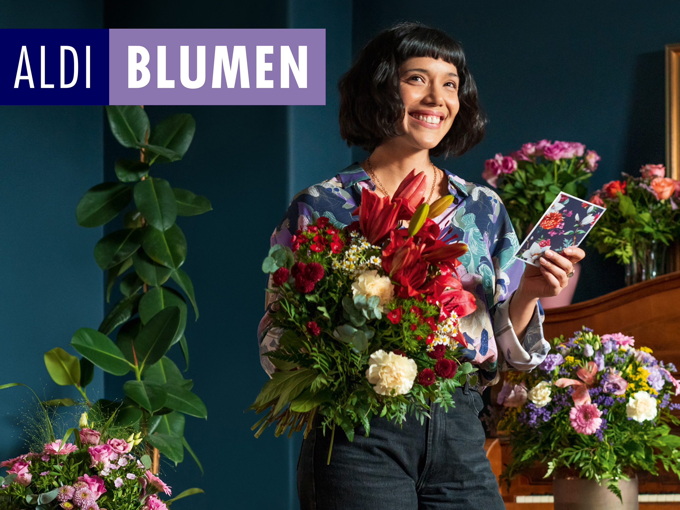 ALDI BLUMEN. Frau mit Blumenstrauß in der Hand.